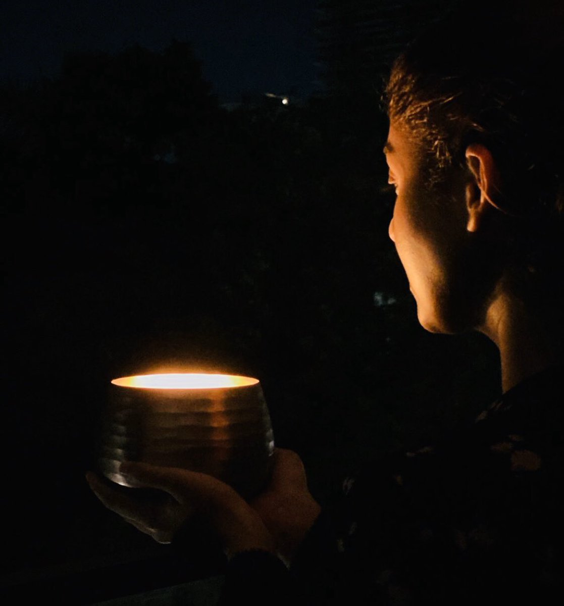 NayantharaU's tweet photo. #letstogetherfightcovid19 let the darkness go away #IndiaFightsCorona https://t.co/Fc4C6lnIq9