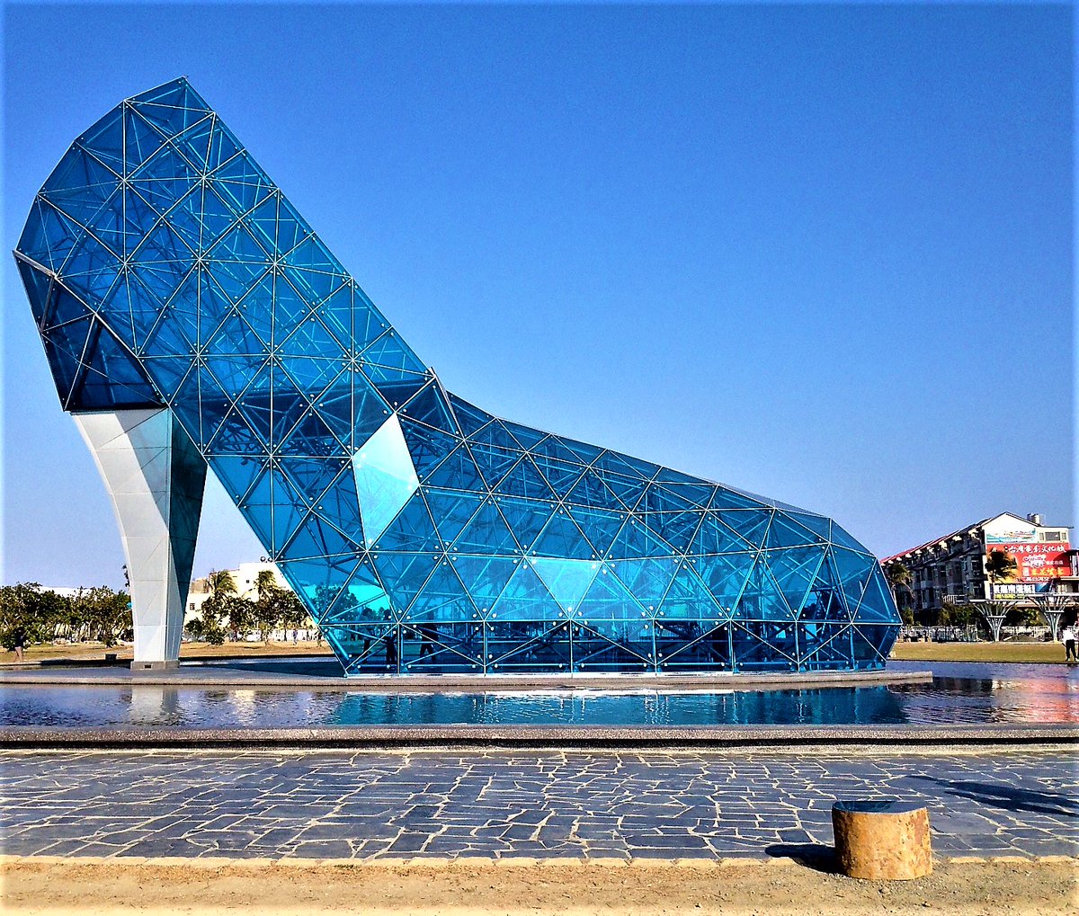Iglesia nupcial en Chiayi, Taiwan.La maravillosa insensatez que supone construir una iglesia con forma de zapato de tacón de cristal. 27 metros de largo por 18 de alto de vidrio tintado en azul y sujeto con pernos a una estructura tridimensional de acero. Precioso.