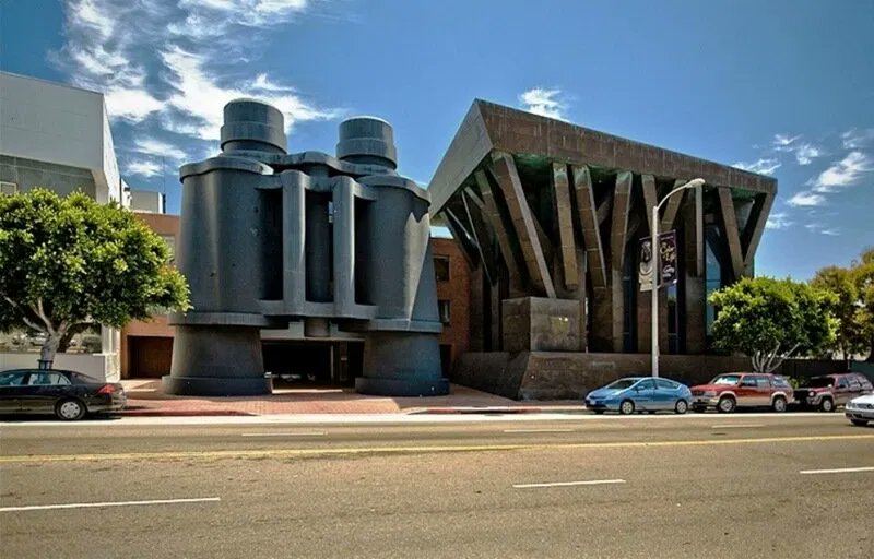Binoculars Building. Los Ángeles.Aunque el edificio es de Frank Gehry (y le pega), los prismáticos que sirven de acceso y dominan la fachada principal no son diseño del arquitecto canadiense, sino de los escultores Claes Oldenburg y Coosje van Bruggen.