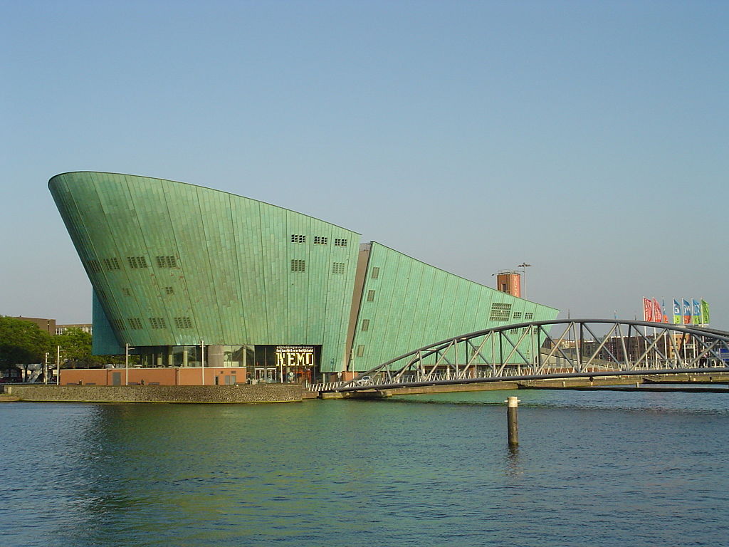 Museo NEMO, Ámsterdam.Y como no todo es horterada, nuestro último edificio, obra de Renzo Piano, está en esa fina línea entre la mímesis y la evocación que, cuando se hace bien, puede dar un resultado estupendo. Además, los barcos molan!