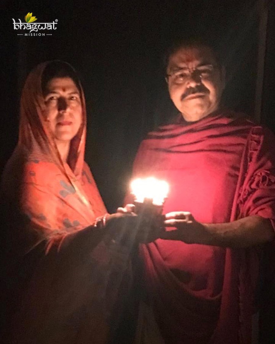 gaurav_krishnag's tweet photo. प्रधानमंत्री @narendramodi जी के आह्वान पर आज पूरे देश के साथ गुरु देव जी और गुरु माँ जी ने दिया एकता का संदेश। अब सब ने ठाना है कोरोना को मिलकर हराना है . . . #9बजे9मिनट #9baje9mintues #CoronaWarriors #ModijiSaveDoctor
@gauravkrishnag 
#Pictureby @bhagwatmission https://t.co/jTb6sPYyPy