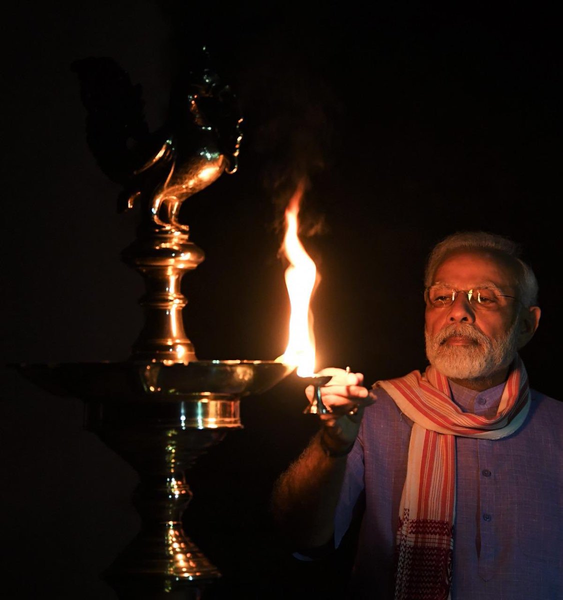 gaurav_krishnag's tweet photo. प्रधानमंत्री @narendramodi जी के आह्वान पर आज पूरे देश के साथ गुरु देव जी और गुरु माँ जी ने दिया एकता का संदेश। अब सब ने ठाना है कोरोना को मिलकर हराना है . . . #9बजे9मिनट #9baje9mintues #CoronaWarriors #ModijiSaveDoctor
@gauravkrishnag 
#Pictureby @bhagwatmission https://t.co/jTb6sPYyPy