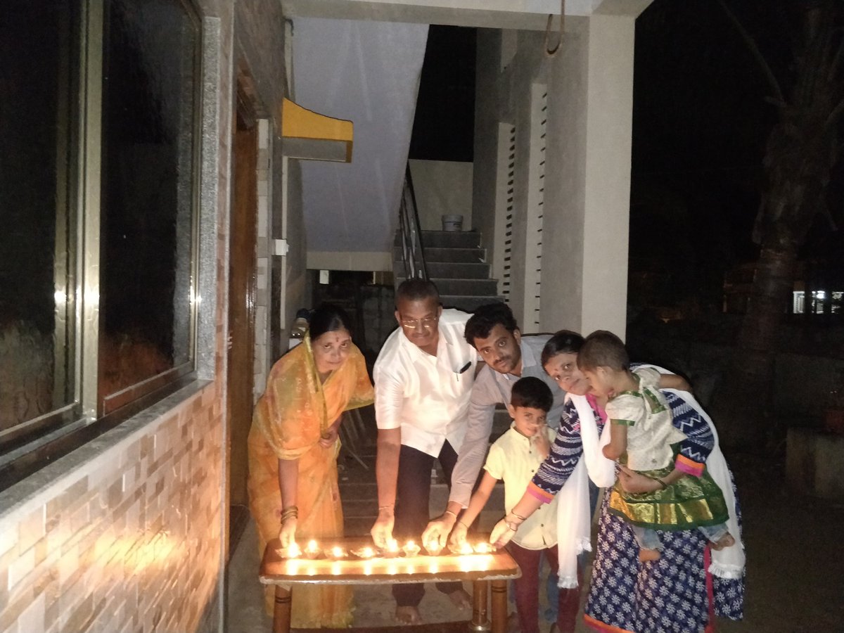 SDHiregoudar's tweet photo. ಪ್ರಧಾನಮಂತ್ರಿ ಶ್ರೀ @narendramodi ಜೀಯವರು ದೇಶದ ಜನತೆಗೆ ಇಂದು ರಾತ್ರಿ 9 ಗಂಟೆಗೆ 9 ನಿಮಿಷಗಳ ಕಾಲ ದೀಪ ಹಚ್ಚಲು ಕರೆ ಕೊಟ್ಟಿರುವ ಹಿನ್ನೆಲೆಯಲ್ಲಿ, ನಮ್ಮ ಮನೆಯ ಸದಸ್ಯರೆಲ್ಲರೂ ದೀಪ ಪ್ರಜ್ವಲಿಸುವುದರ ಮೂಲಕ ಕರೊನ ಎಂಬ ಮಹಾಮಾರಿಯನ್ನು ದೇಶದಿಂದ ತೋಲಗಿಸಲು ಸಂಕಲ್ಪ ಮಾಡಿದೆವು 
#IndiaFightsCorona #9pm9minute
@BJP4Karnataka https://t.co/jNX9gRgaH4