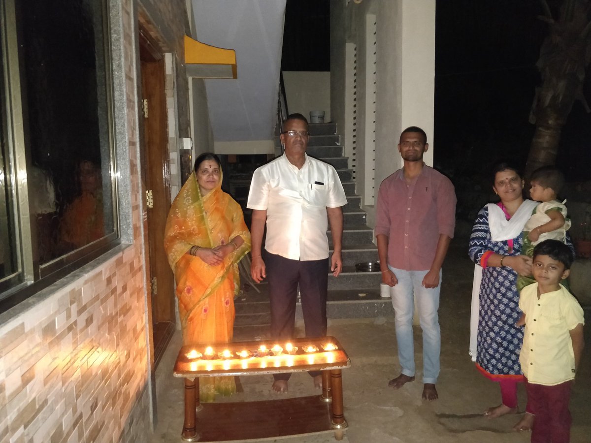 SDHiregoudar's tweet photo. ಪ್ರಧಾನಮಂತ್ರಿ ಶ್ರೀ @narendramodi ಜೀಯವರು ದೇಶದ ಜನತೆಗೆ ಇಂದು ರಾತ್ರಿ 9 ಗಂಟೆಗೆ 9 ನಿಮಿಷಗಳ ಕಾಲ ದೀಪ ಹಚ್ಚಲು ಕರೆ ಕೊಟ್ಟಿರುವ ಹಿನ್ನೆಲೆಯಲ್ಲಿ, ನಮ್ಮ ಮನೆಯ ಸದಸ್ಯರೆಲ್ಲರೂ ದೀಪ ಪ್ರಜ್ವಲಿಸುವುದರ ಮೂಲಕ ಕರೊನ ಎಂಬ ಮಹಾಮಾರಿಯನ್ನು ದೇಶದಿಂದ ತೋಲಗಿಸಲು ಸಂಕಲ್ಪ ಮಾಡಿದೆವು 
#IndiaFightsCorona #9pm9minute
@BJP4Karnataka https://t.co/jNX9gRgaH4