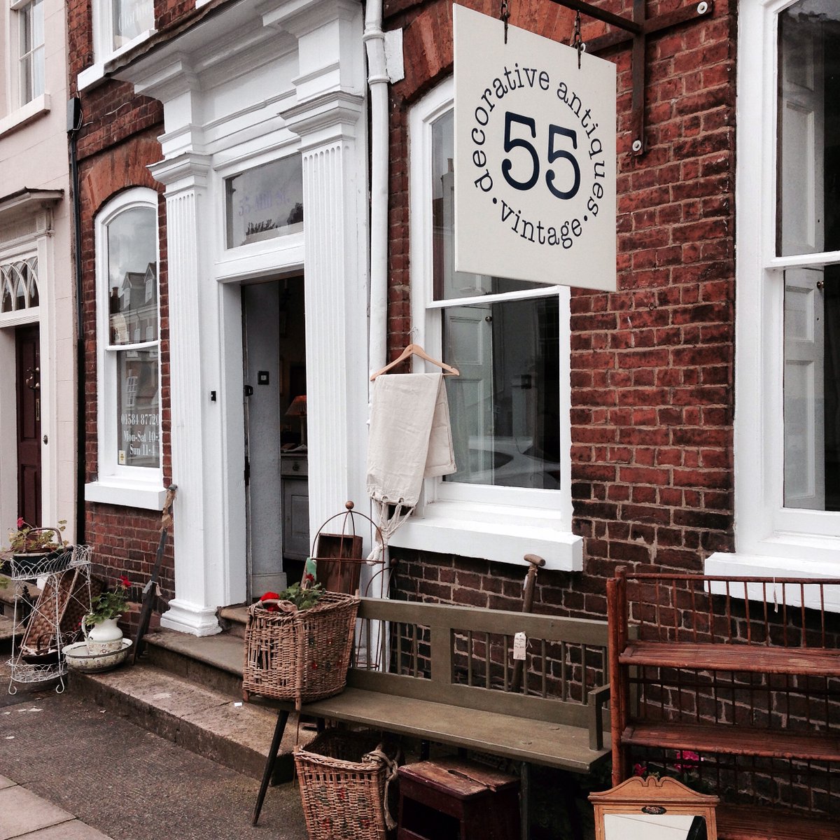 @DrewPritchardantiques
#salvagesundays
We're a collective of dealers in decorative antiques and vintage fashion trading from the lovely town of Ludlow. 55millstreet.com See new stock on instagram every day.