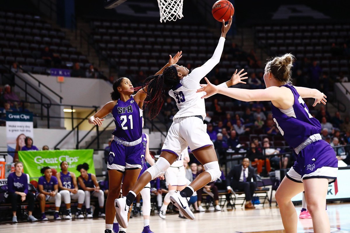 SouthlandSports's tweet image. First semifinal matchup of the women's 🏀 photo challenge is underway between Stephen F. Austin's calm before the storm and Abilene Christian's acrobatic basket. 

#SouthlandStrong #AxeEm #GoWildcats