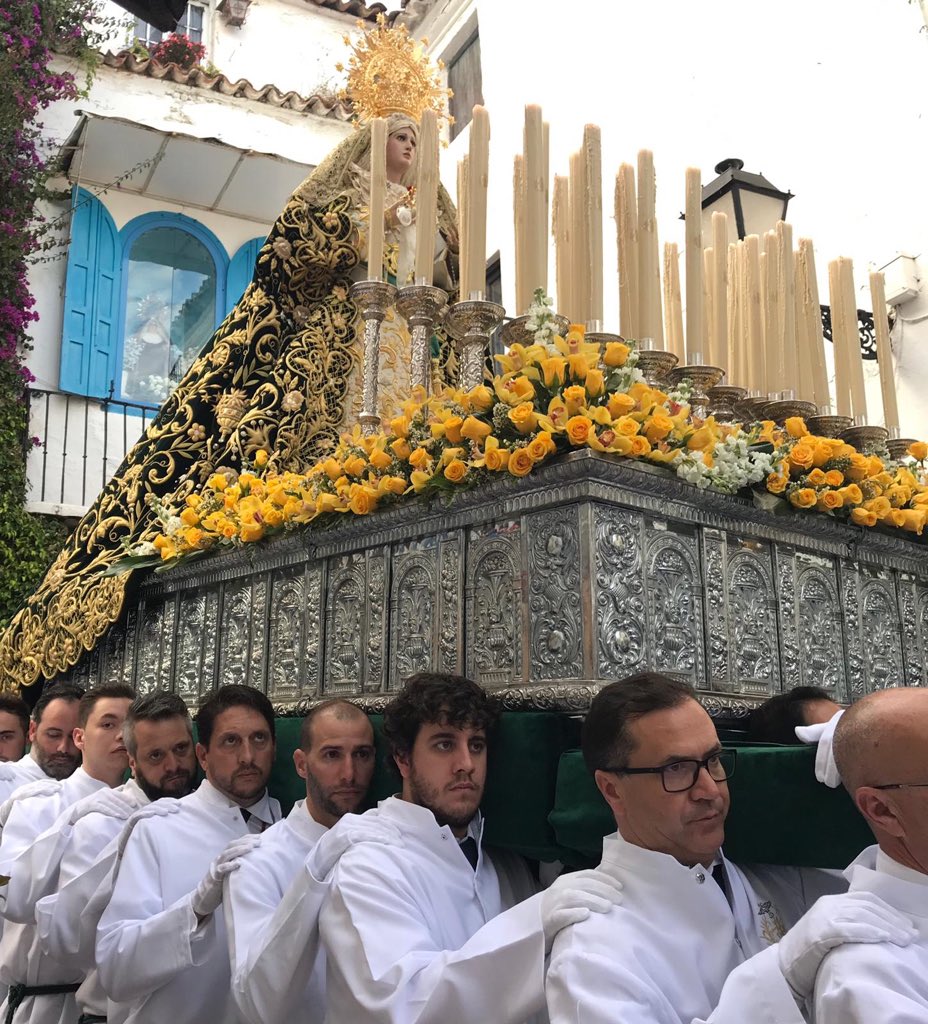 pollinicamarbe's tweet photo. ✝️DOMINGO DE RAMOS✝️

Preciosa instantánea📸
Ntra. Señora la Virgen de los Dolores viendo pasar a María Stma. de la Paz y Esperanza
🎶 @AMLaLira 
🎼 "Caridad del Guadalquivir"

#DomingoDeRamos #Marbella #Pollinica #Misericordia #PazyEsperanza https://t.co/Sxmwsl3fNW