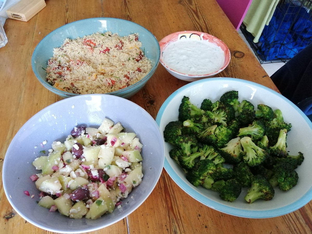 makechoccies's tweet photo. #whatsfordinnerdawn
Going for salad Sunday as its sunny. Broccoli with garlic &amp; chilli, couscous with peppers, toms, halloumi &amp; chives, melon with feta, olives &amp; mint with some tzatziki!
And you? https://t.co/ai5ycMjSrb