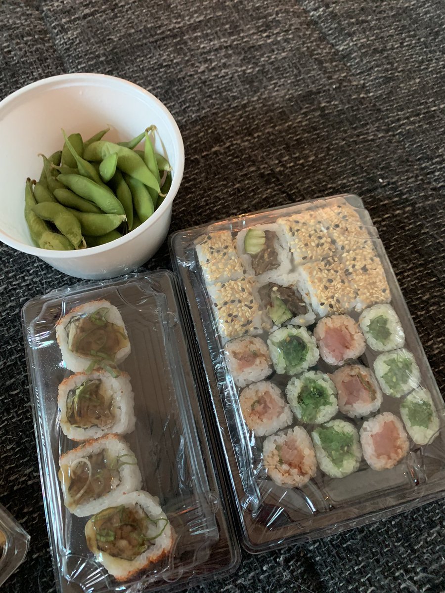 40pluslifestyle's tweet image. Kijken of mijn buikje dit wel kan hebben 😋 #sushitime #lovesushi #WhatToDoDuringQuarantine