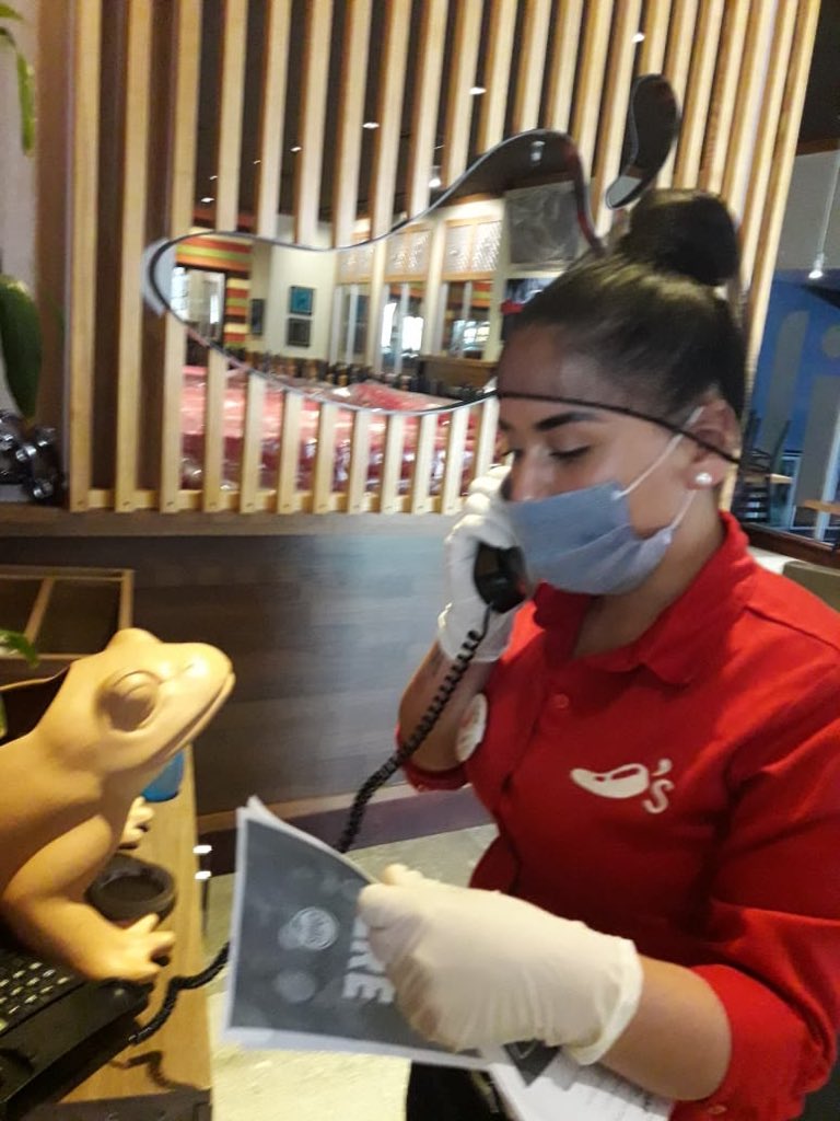 EvaLydiaL's tweet photo. Our Chilihead partners leading the way in Ecuador with safety practices and amazing food for our Guests.... .couldn’t be prouder of this team! 🌶♥️🇪🇨 #ChilisToGo #chilislove @Chilis #InThisTogether https://t.co/XENkQ0mbZV