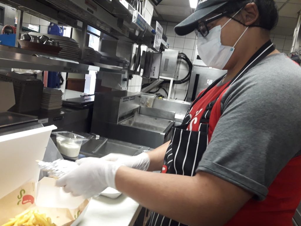 EvaLydiaL's tweet photo. Our Chilihead partners leading the way in Ecuador with safety practices and amazing food for our Guests.... .couldn’t be prouder of this team! 🌶♥️🇪🇨 #ChilisToGo #chilislove @Chilis #InThisTogether https://t.co/XENkQ0mbZV
