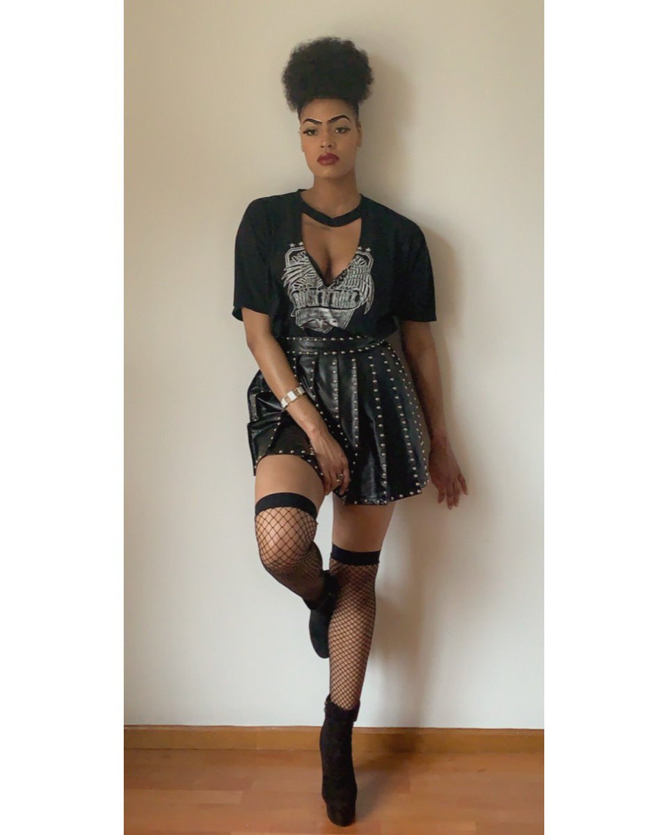 Kaii_Jaii_'s tweet photo. I’ll wait right here for my contract. #kaylajaii #model #allblack #redlips💋 #afropuff #brownskingirl #melanin #queen #power #grace #fashionista #legs #beauty #fashion #signme #modelingcontract #modelingagencies https://t.co/YqSnXBhtbi