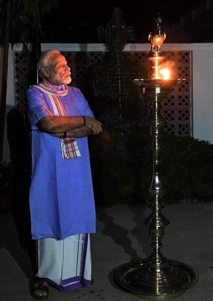 shyam_gopal's tweet photo. See his attire. North’s Kurta+ South’s mundu+Assam’s gamosa. India! Wow! #9MinutesForIndia https://t.co/8hKUSl6KUm