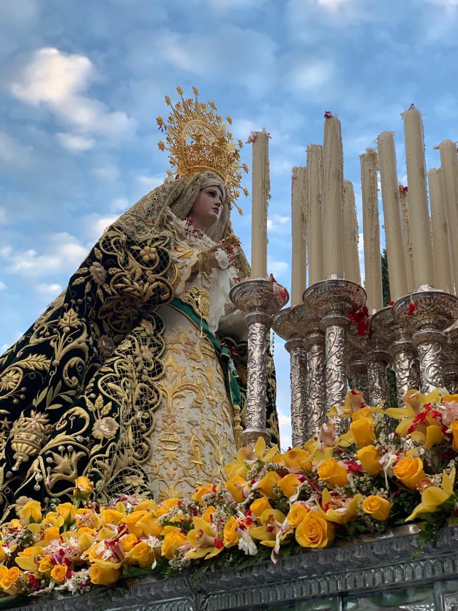pollinicamarbe's tweet photo. ✝️DOMINGO DE RAMOS✝️

María Stma. de la Paz y Esperanza pasando junto a la Parroquia de Ntra. Señora de la Encarnación repicando las campanas.
🎶 @AMLaLira  
🎼 "Sale la Virgen de las Maravillas"

#DomingoDeRamos #Marbella #Pollinica #Misericordia #PazyEsperanza https://t.co/FHsQpLDnhw