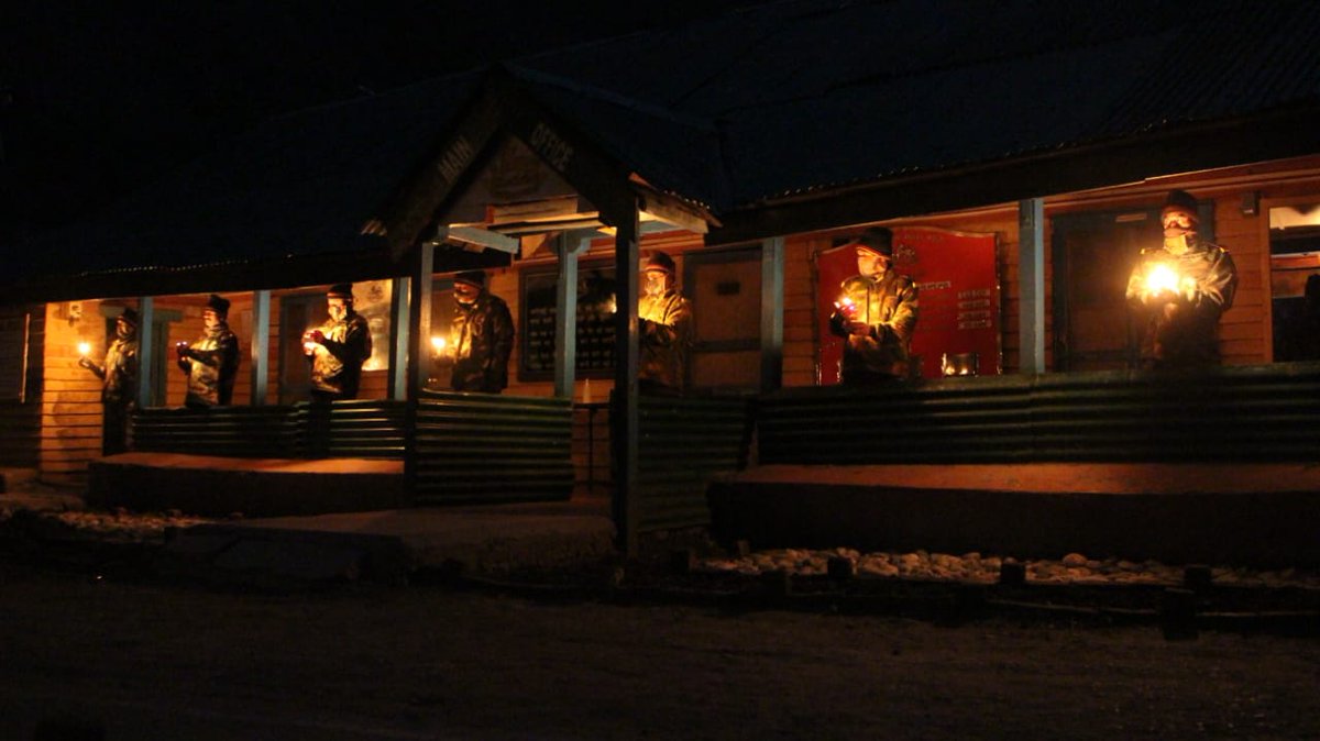 prodefleh's tweet photo. On Prime Minister’s appeal to the Nation, #IndianArmy lighted candles &amp; diyas at forward locations on the Line of Control. #IndianArmy stands united with 130 crore Indians who are united through a common resolve to fight against #COVID19

@PMOIndia 
@SpokespersonMoD https://t.co/G8SV5lqrKL