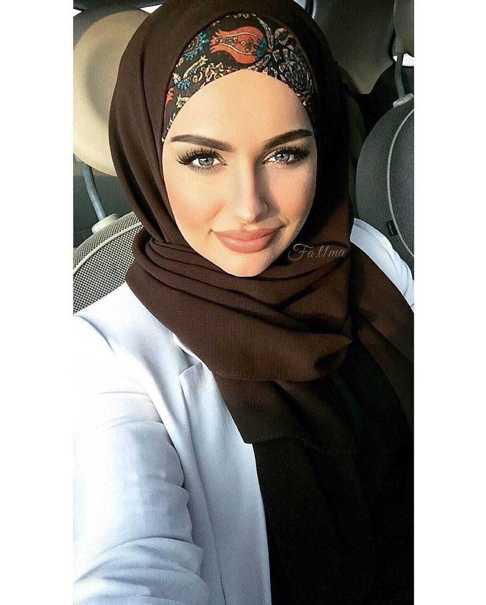 الجمـال هـو 

أن تكـون طيـب الـرائحـة كأن في جيبـك زَهـرة
ليّـن الكـلام و كـأن لسـانـك تَمـرة
سليمًـا مِن الأحقـاد كـأن في قلبـك جنـة
واثقًـا مِن نفـسك كأن في نفسـك دولـة