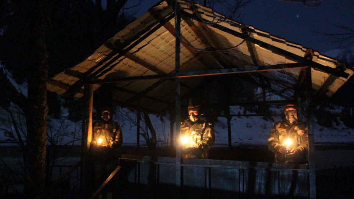 prodefleh's tweet photo. On Prime Minister’s appeal to the Nation, #IndianArmy lighted candles &amp; diyas at forward locations on the Line of Control. #IndianArmy stands united with 130 crore Indians who are united through a common resolve to fight against #COVID19

@PMOIndia 
@SpokespersonMoD https://t.co/G8SV5lqrKL