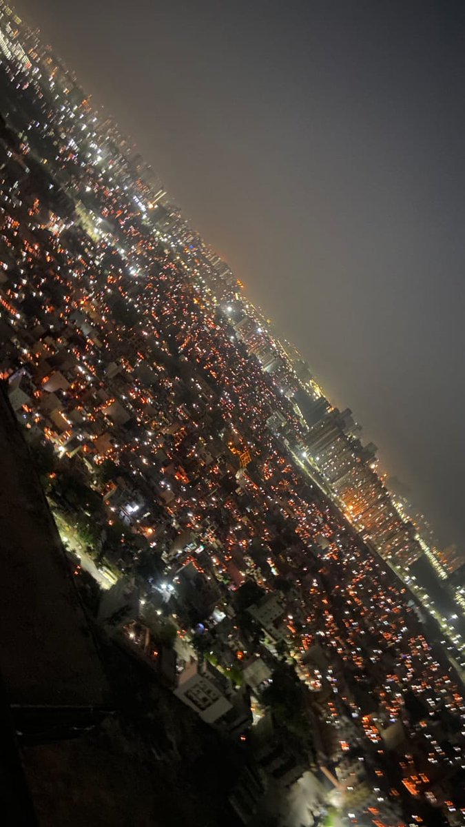 यह तस्वीर नोएडा की है। आज की इस एकजुटता से सिर गर्व से ऊंचा हो गया।
जय हिंद जय भारत ।