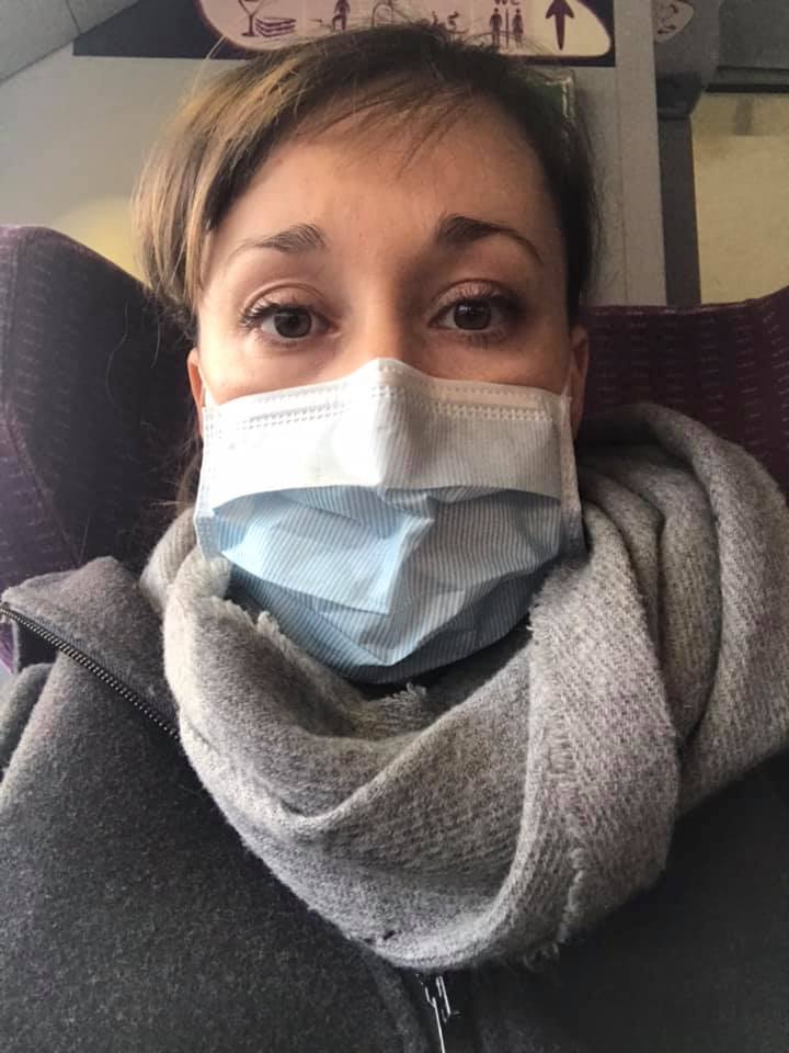 J’ai 32 ans et je viens de laisser mon fiancé en montant dans le train qui m’emmène « au front » à Paris.
Je pars pour 5 semaines minimum, grossir les rangs des infirmiers de réanimation de l’hôpital Bichat.!!
