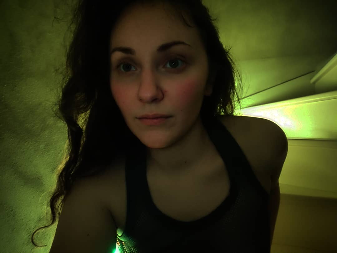 VICKYROMECKI's tweet photo. 💙 Stay safe 
#blue #quarantaine #quarantine #stayhome #restezchezvous #polishgirl #polskadziewczyna #France #portrait #mood #moodoftheday #woman #selfie #picoftheday #badhairday #nomakeup #staysafe #smile https://t.co/pU5B7TD4Mn