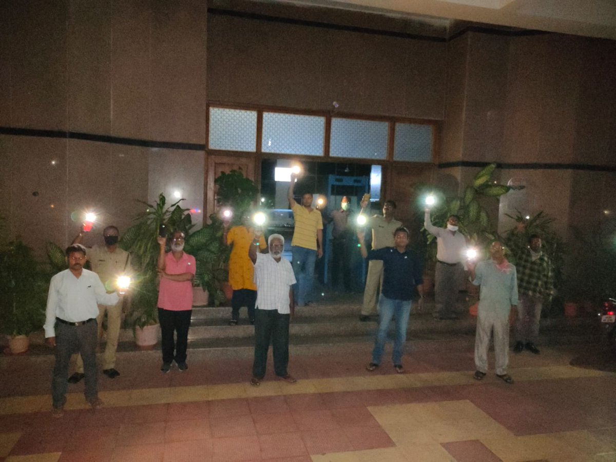 SCRailwayIndia's tweet photo. At #9pm9mins - Hyderabad Division, SCR Control Office Employees joined to show solidarity by switching on Mobile Flashlights to remove darkness & further showing the spirit of unity. #SupportLampLighting #IndiaFightsCorona @RailMinIndia @drmhyb https://t.co/27qcgGL7Tu