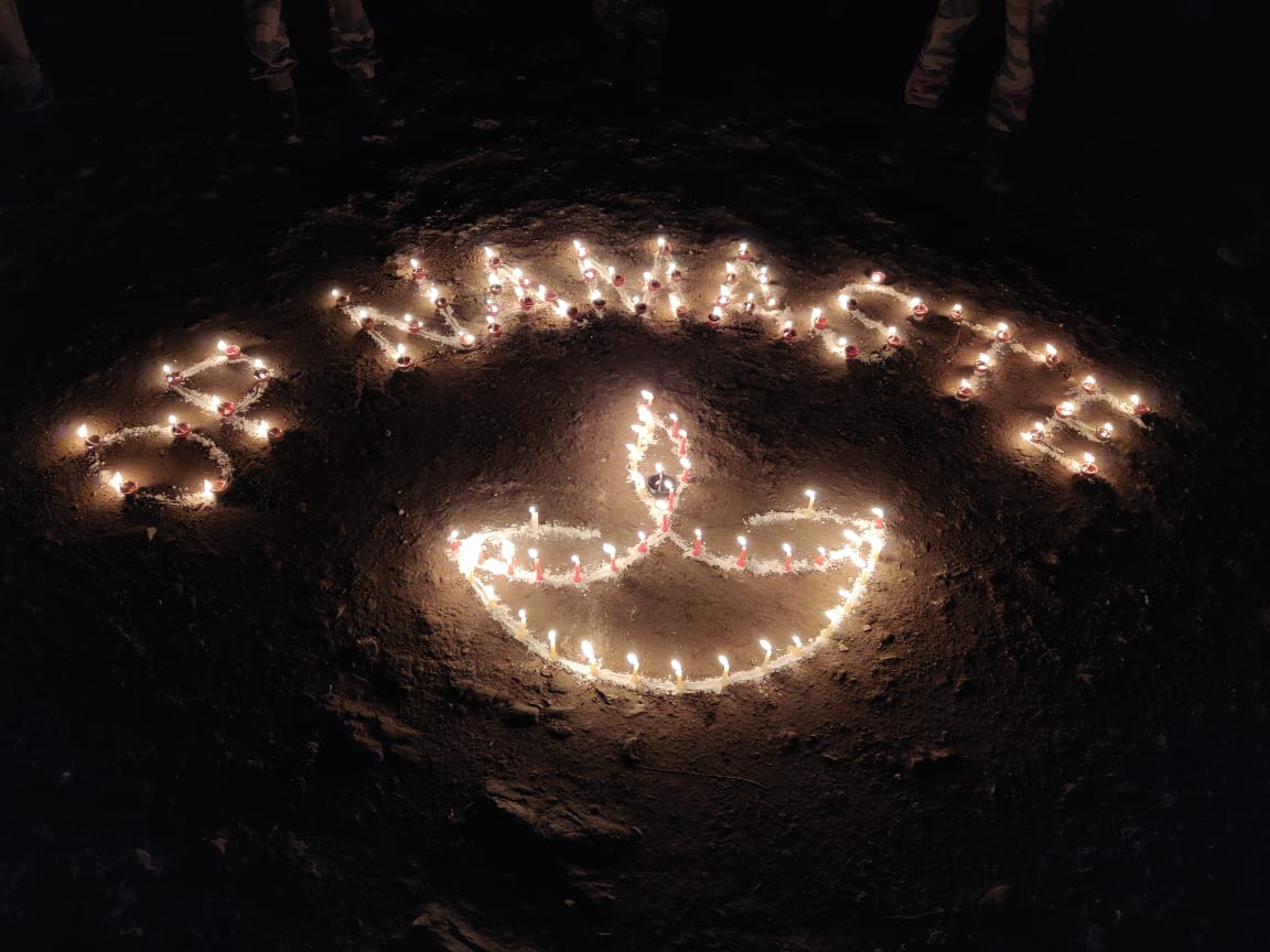 prodefencejammu's tweet photo. #9PM9minutes call by the @PMOIndia @narendramodi #IndianArmy bravehearts defending motherland at #LoC in #Rajouri &amp; #Poonch Distt(J&amp;K) join the Nation invoking the power of light of eternal hope. #IndiaCan &amp; #IndiaWill in fight against #Covid_19 
@SpokespersonMoD 
@adgpi 
@diprjk https://t.co/UnTAzV7xtZ