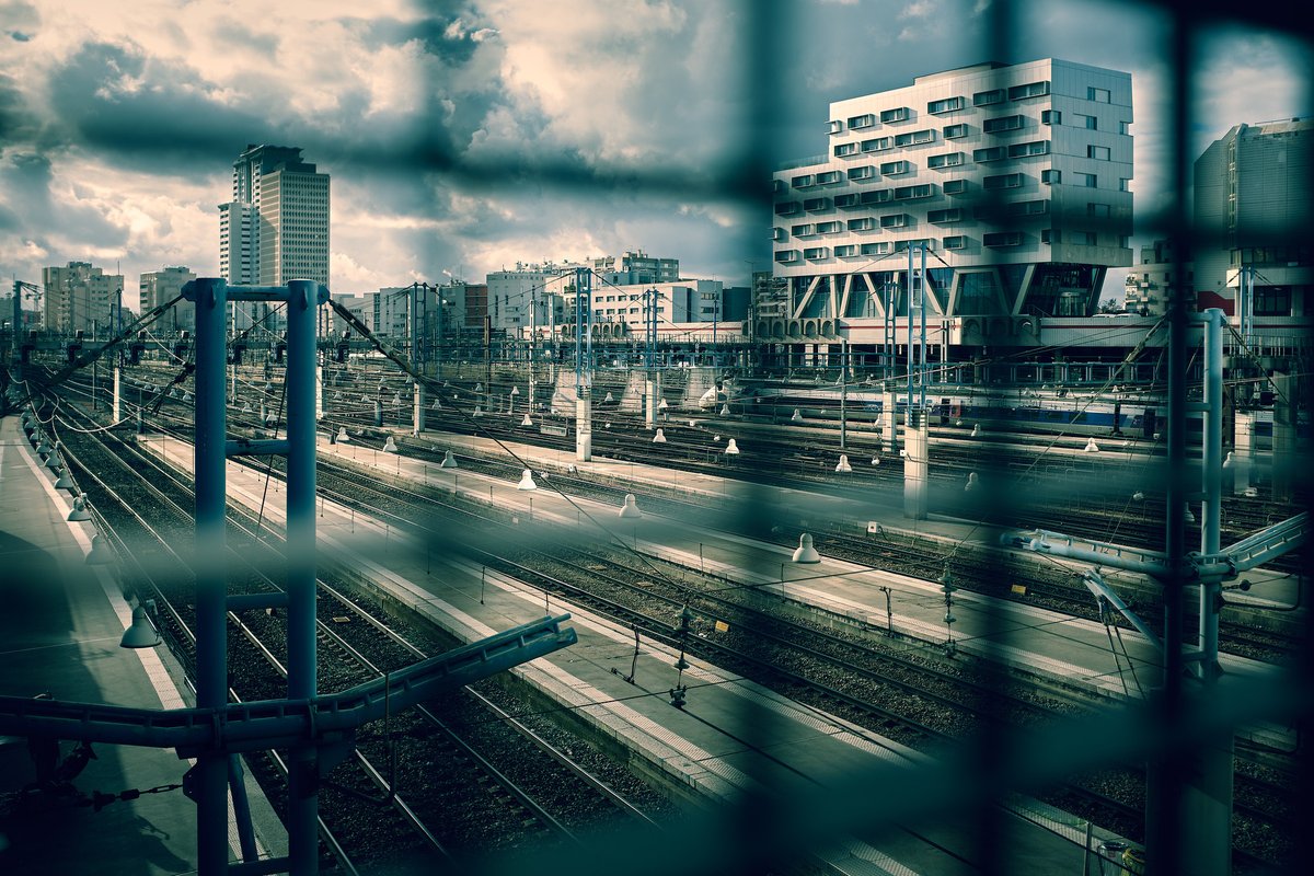 rosenstech's tweet photo. #Paris #trainstation #railways #grid #fujifilm_xseries #fujifilm #x100f #Building #photography #Photographie #streetphotography #sunny #urbanphotography #Cloudy #nofilter https://t.co/HTq1FclcVk