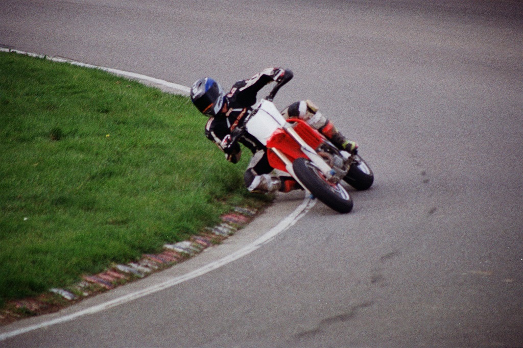 ThierryLeBras2's tweet photo. #SundayDriver 
Avant le confinement, entraînement pour @BFelgerolles21   sur une piste de #Lohéac affectée ce jour-là au Supermotard. 
#GoBaptiste
📷 by Thierry Le Bras https://t.co/PBWLGdR905 https://t.co/ZF0vqxsLmZ