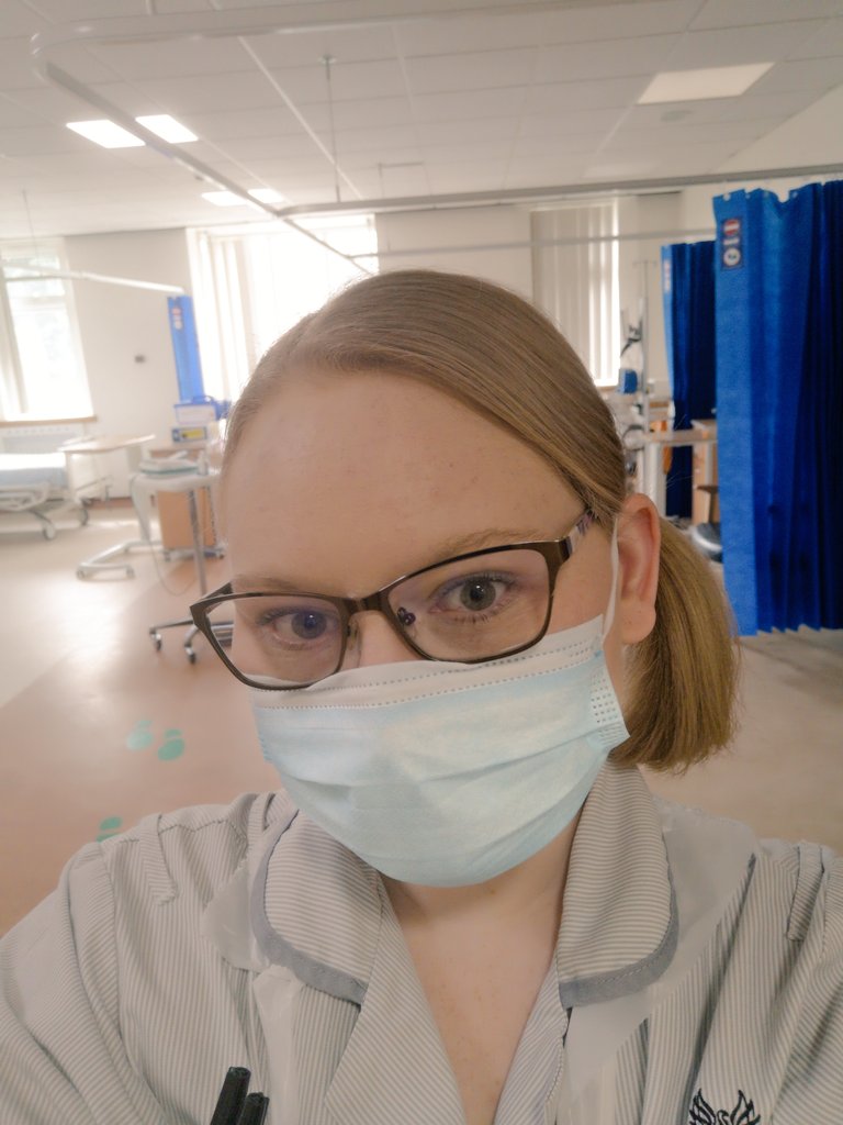 Kayls_RNA's tweet photo. Thought I'd follow the trend with masks... Only my hair is short so I can't quite make a bun. I don't think I've had bunches since I was 11! I also forgot to put my eppaulettes on today 🤣 #studentnursingassociate #stopsoreears https://t.co/zXvCCT0huC