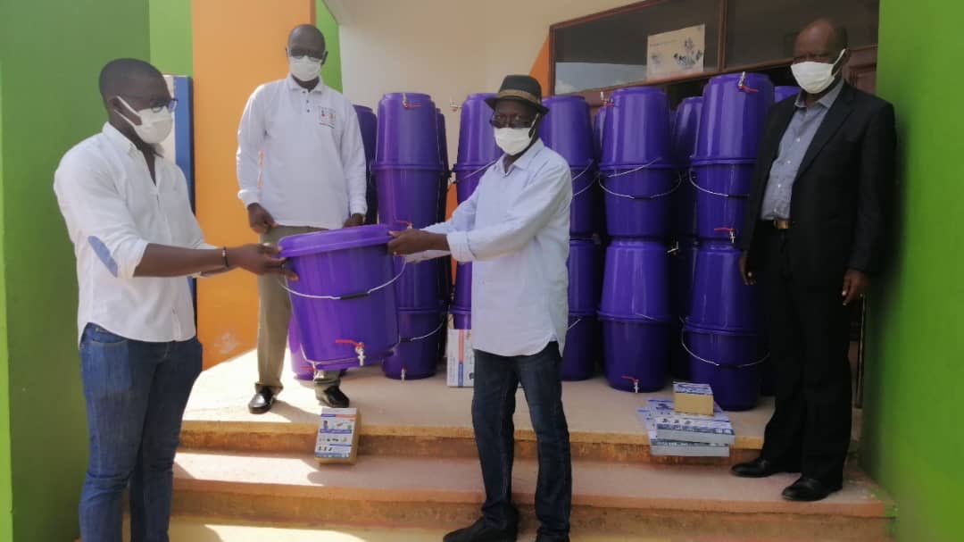 SouveReineX's tweet photo. #covid19 LIDER Diaspora s’est mobilisé pour offrir aux populations d’Azaguié un don d’une valeur de 1.100.000 fcfa, constitué de 75 seaux à robinets, 128 briques de savon antibactérien, 525 masques chirurgicaux, 2200 affiches de sensibilisation &amp; des pots de colle #MamKoul2020 💛 https://t.co/engO7AXU3n