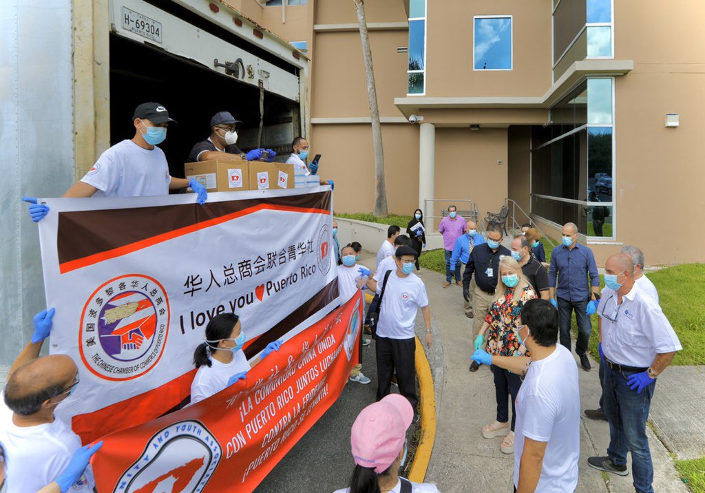 wandavazquezg's tweet image. Hoy la Cámara de Comercio de China en 🇵🇷 donó artículos de higiene y primera necesidad. Como parte de nuestra sociedad, agradecemos el desprendimiento y la ayuda de este importante grupo a los esfuerzos para contener el contagio del #COVID19. #EsteVirusLoParamosUnidos