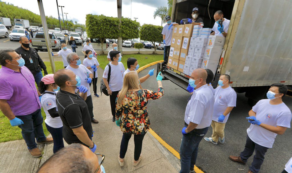 wandavazquezg's tweet image. Hoy la Cámara de Comercio de China en 🇵🇷 donó artículos de higiene y primera necesidad. Como parte de nuestra sociedad, agradecemos el desprendimiento y la ayuda de este importante grupo a los esfuerzos para contener el contagio del #COVID19. #EsteVirusLoParamosUnidos