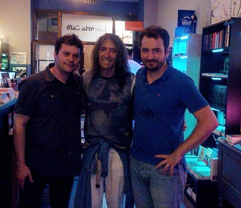 LibreriaPuertaT's tweet photo. Tirando de buenos recuerdos. ¡Hace domingo de Puerta! 🤘
#elrobe #extremoduro https://t.co/fALTkdArFw https://t.co/cZyyskDHCe