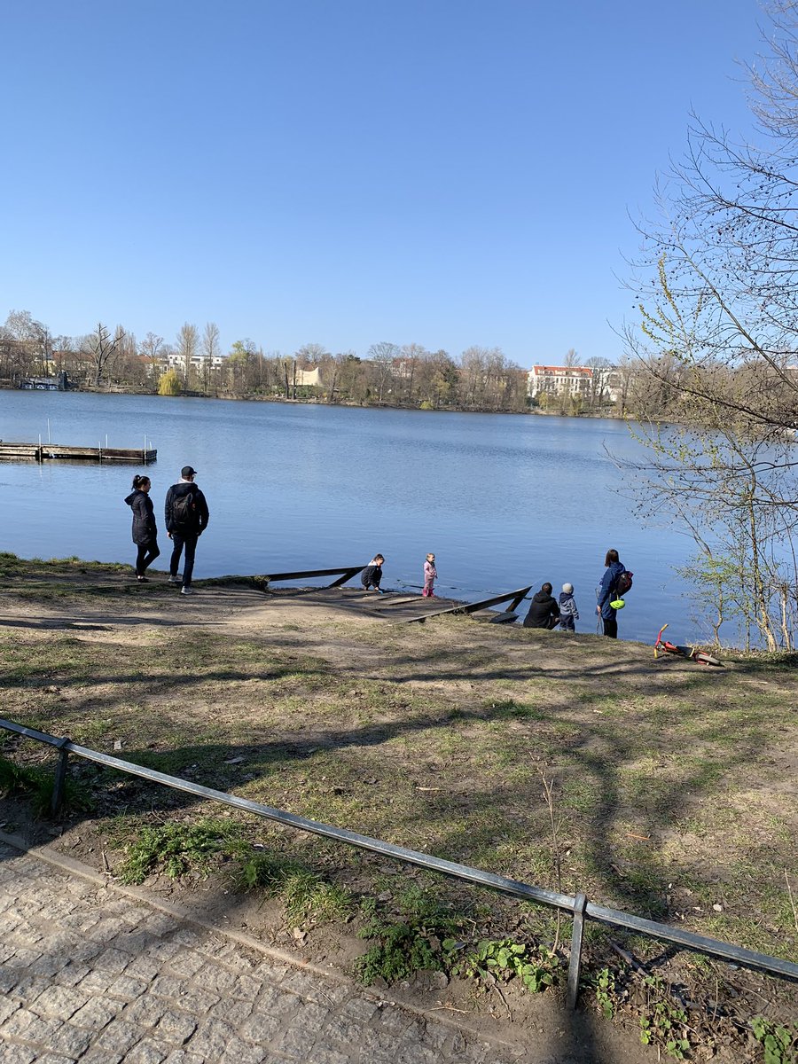 Today’s long walk (with tram assistance) was to Weißen See, a terrific old lake on the far edge of Pankow. It was pretty busy but people generally kept a 1.5m distance. And fun! Banghra playing on ghetto blasters, old ladies sharing a beer, people having a good time