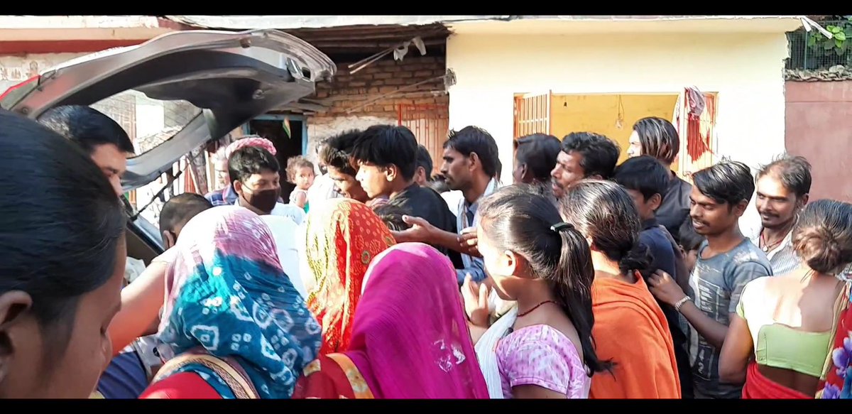 rahulraj6's tweet image. कोरोना महामारी के इस दौर में मजदूरों और अभावग्रस्त लोगों की मदद के लिए आज फिर जरूरतमंदों के बीच लगातार सातवें दिन 300 खाने की पैकेट का वितरण किया।
@poonam_mahajan 
@rsprasad
@BJP4Bihar