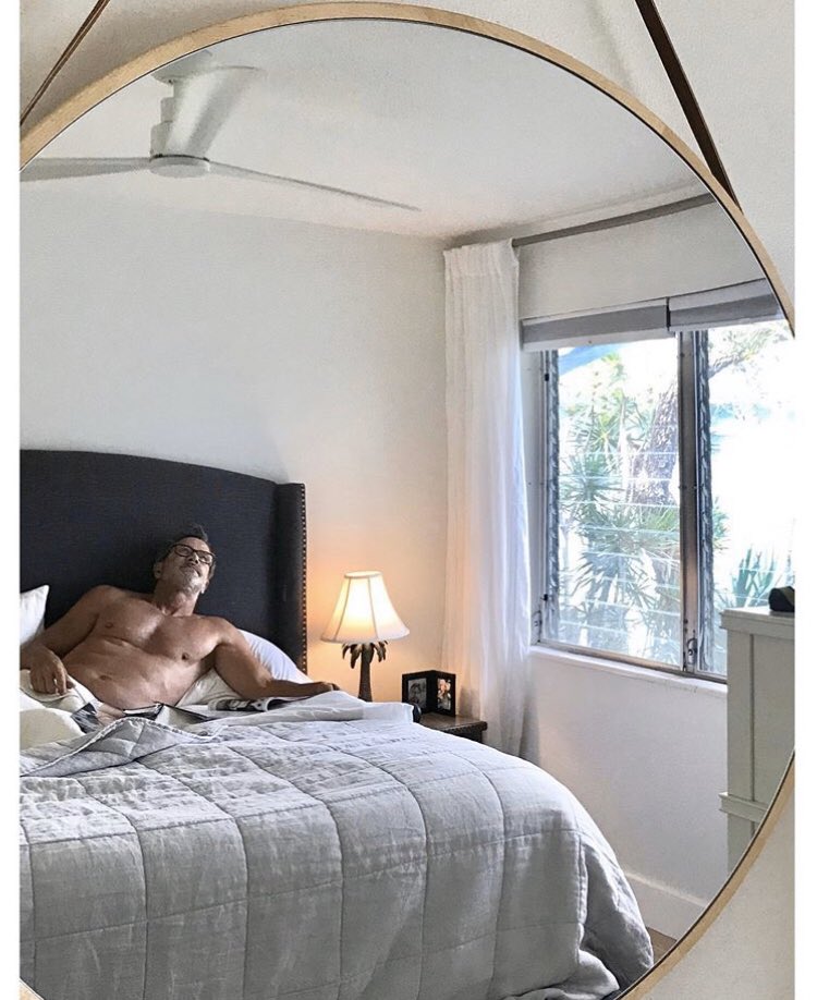 ernsting_d's tweet photo. CHILL: A day in bed reading is something just everyone needed .... #StayAtHome https://t.co/XrbtxB9sRC