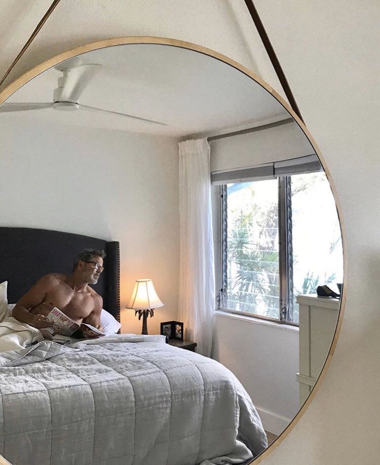ernsting_d's tweet photo. CHILL: A day in bed reading is something just everyone needed .... #StayAtHome https://t.co/XrbtxB9sRC