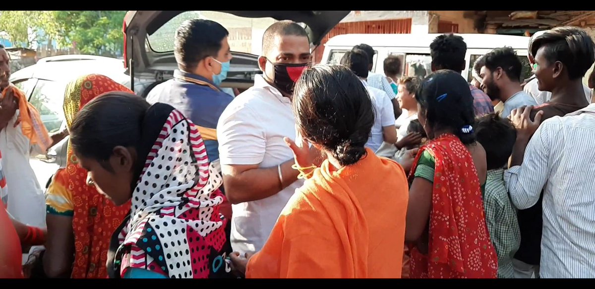 rahulraj6's tweet image. कोरोना महामारी के इस दौर में मजदूरों और अभावग्रस्त लोगों की मदद के लिए आज फिर जरूरतमंदों के बीच लगातार सातवें दिन 300 खाने की पैकेट का वितरण किया।
@poonam_mahajan 
@rsprasad
@BJP4Bihar
