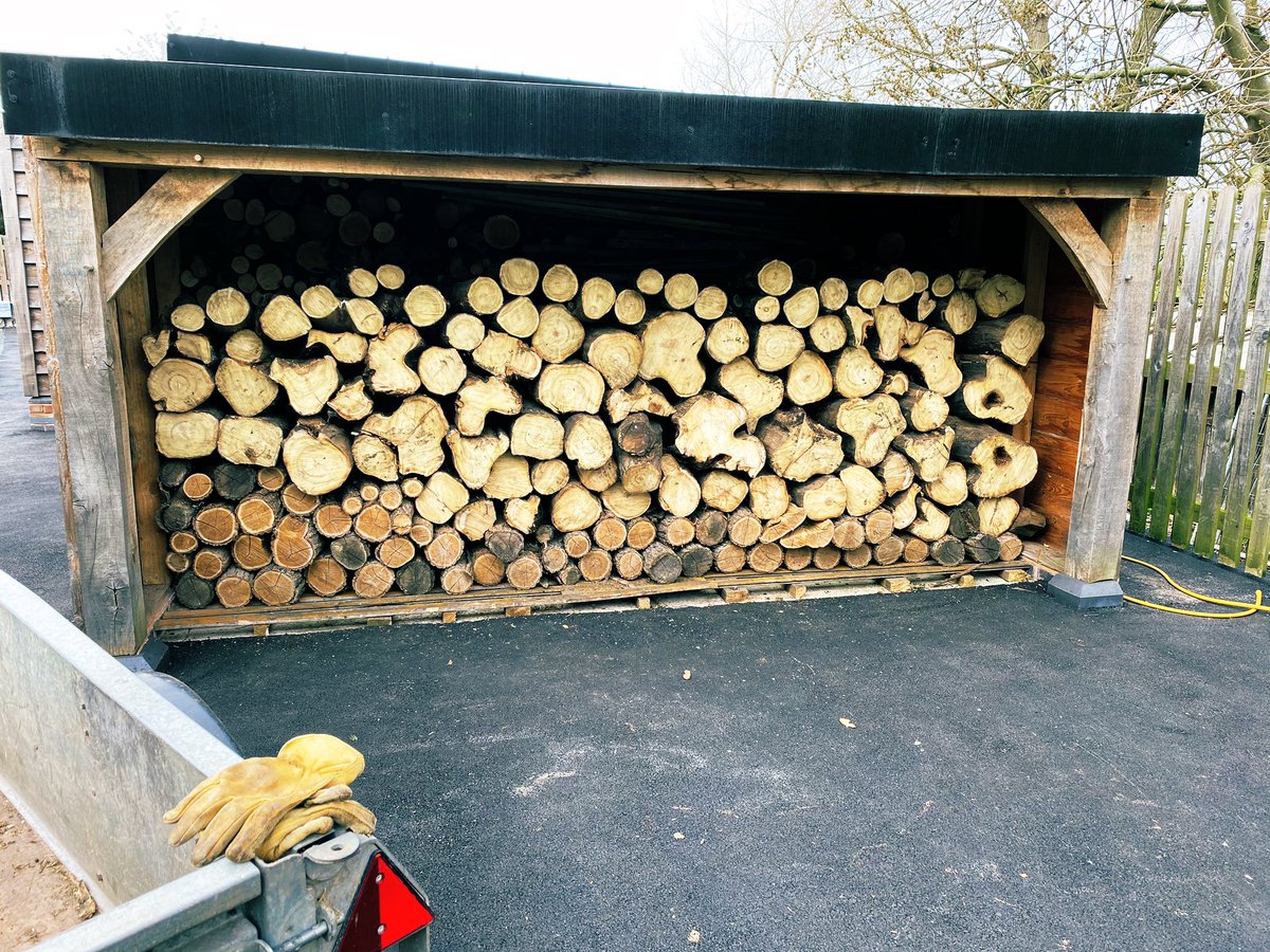 P0UNDY's tweet image. Who wants an erection? Got some sweet sexy logstore pictures to share with the class. #ukwoodchat #logstore #justpleasedtoseeme #estate #fuckmetheywereheavy #donemybackin