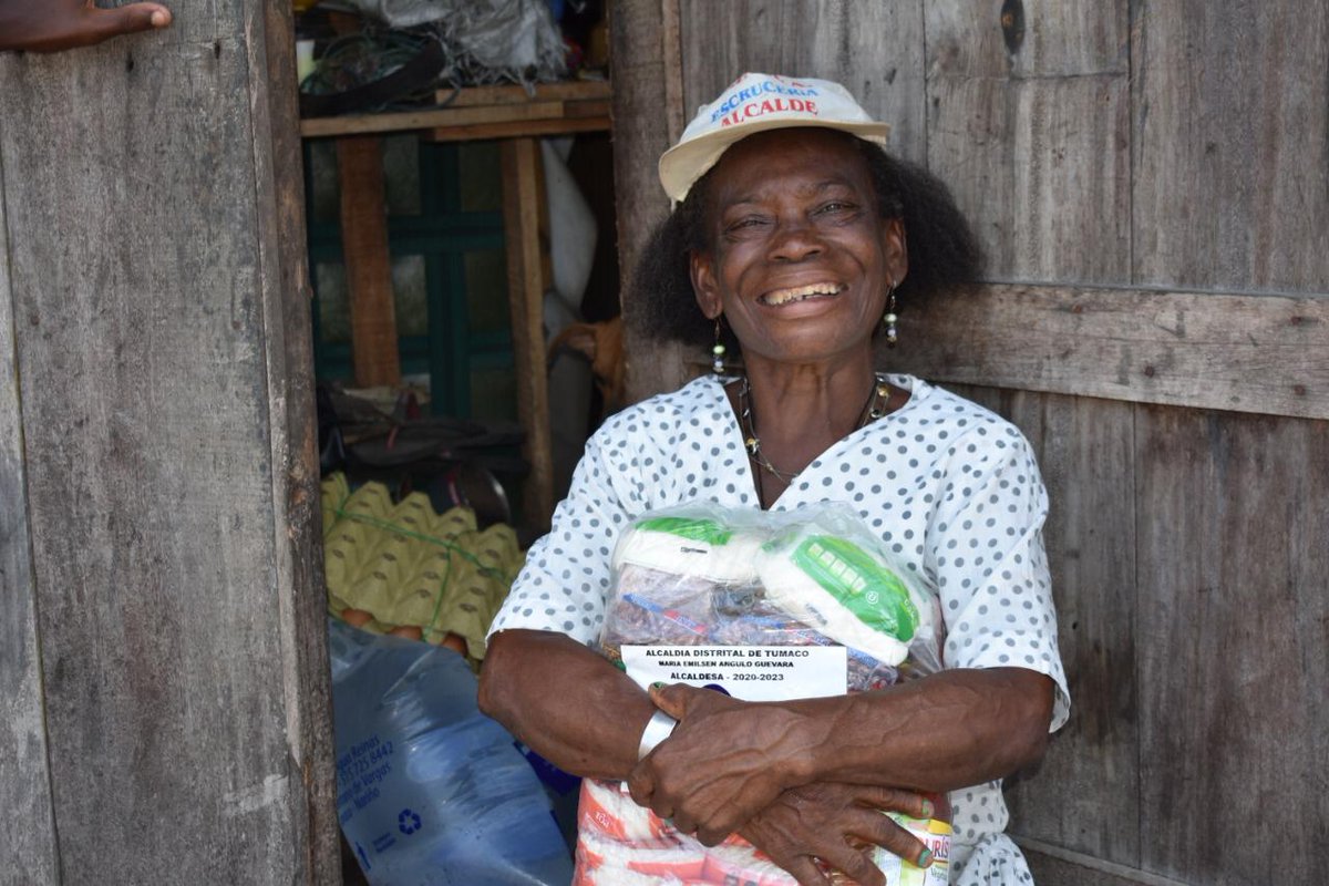 ArmadaColombia's tweet photo. Más de 1.000 sonrisas y palabras de agradecimiento, recibimos de las familias del barrio VientoLibre en #Tumaco, #Nariño. No nos cansaremos de expresar que trabajamos con el #CorazónAzuLado por todos los colombianos.

#PrevencionyAccion en el #PacíficoNariñense
#OperaciónSanRoque https://t.co/08dA9BTxbD