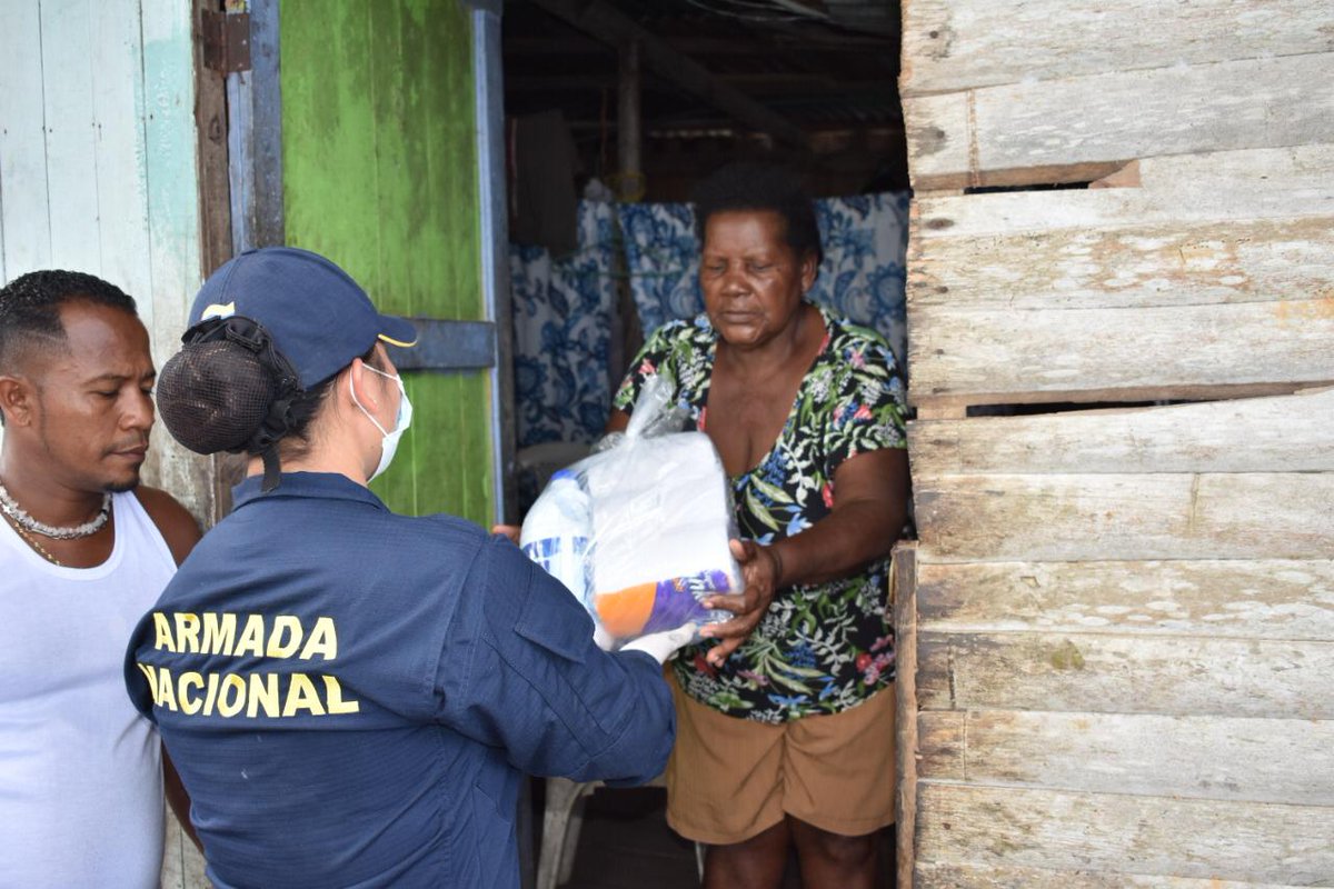 ArmadaColombia's tweet photo. Más de 1.000 sonrisas y palabras de agradecimiento, recibimos de las familias del barrio VientoLibre en #Tumaco, #Nariño. No nos cansaremos de expresar que trabajamos con el #CorazónAzuLado por todos los colombianos.

#PrevencionyAccion en el #PacíficoNariñense
#OperaciónSanRoque https://t.co/08dA9BTxbD