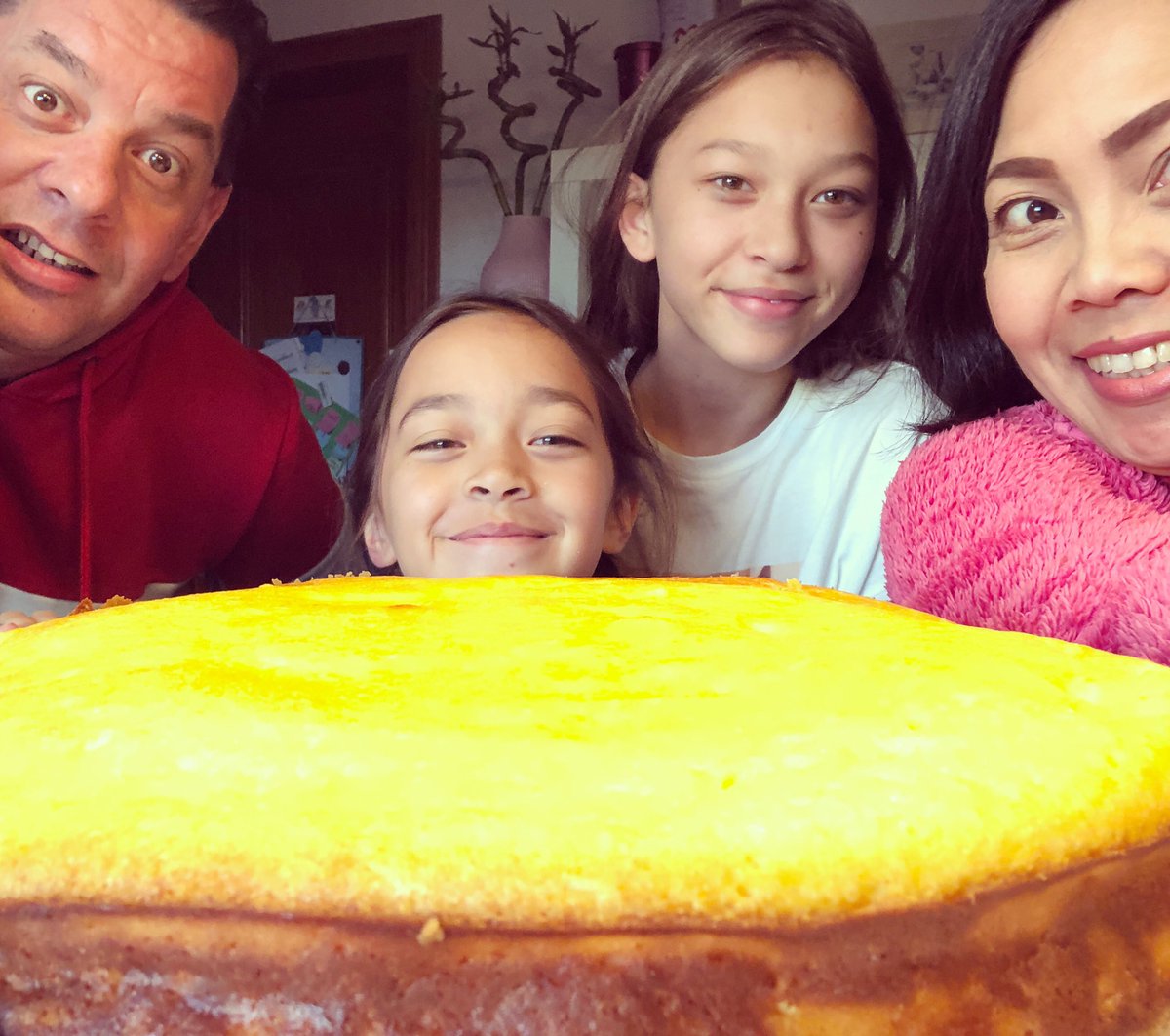 Gaganawati's tweet photo. We #StayAtHome and #makecake. #happyfamily. Enjoy #staysafe everyone. https://t.co/rnRq4ANeRR