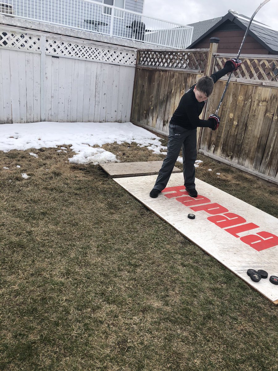 Richard60849260's tweet photo. Well day 10 of shooting for #1milclub 380 shots for a weekly total of 1439. An overall total of 2749. We have also added in tipping 76 on forehand and 76 on backhand not sure if those get added onto the total or not. @SA_Battle @08Battle @HPHockey https://t.co/vIAbeI1fqs