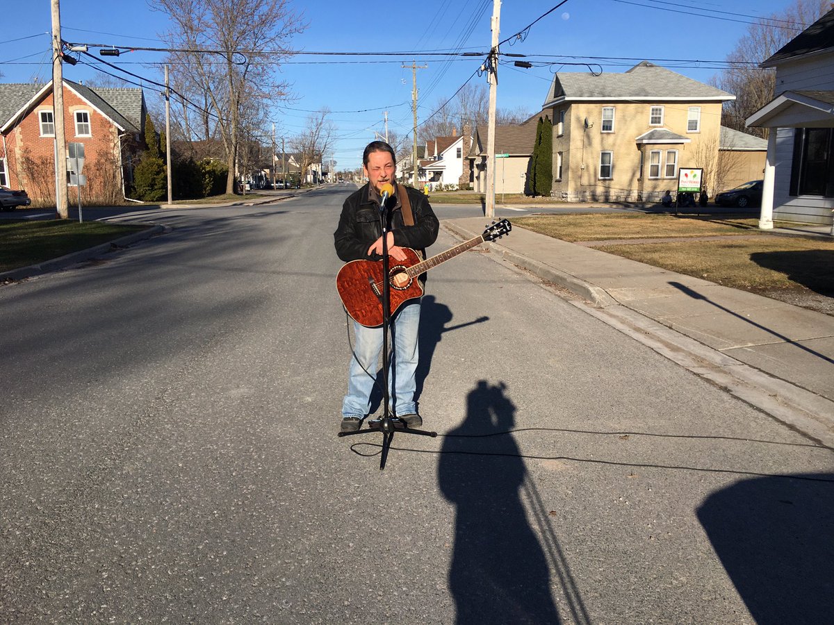 HaPerkins's tweet photo. Richard Kyle from @TragicallyHits1 took to the street in #Bobcaygeon earlier this hour to sing the Hip classic #Bobcaygeon #bobcaygeonstrong #singfromyourporch #thetragicallyhip https://t.co/zTpUZ4iO5B