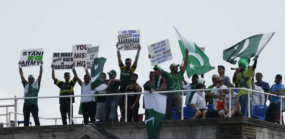 Hulkistan's tweet image. I kindly waved bye bye to them, from the roof across the road from the ground 💚