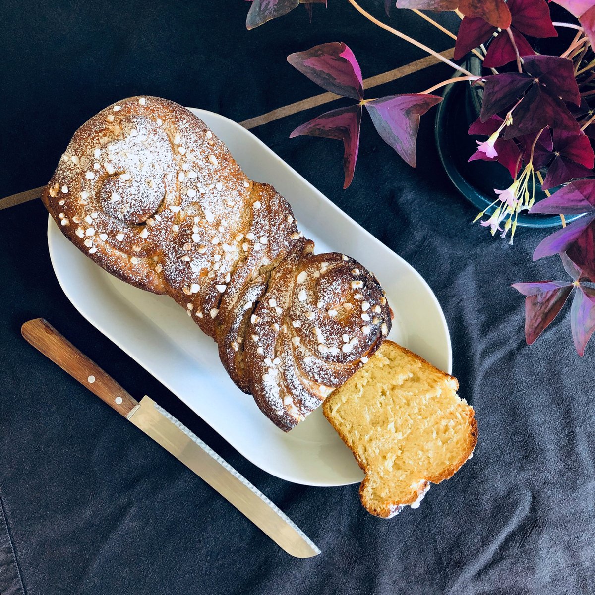 "Un pessimiste est un optimiste bien informé" dit-on en Russie. Après ça, quelques tranches de cette brioche ne seront pas de trop pour conserver notre optimisme par les temps qui basse-courent #jesorspasjaicuisine #lebonheurestdanslebeurre 🍞 🐓🔪commeuncoqenpate.fr/petit-dejeuner…