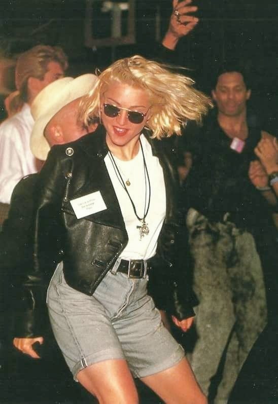 MeninoLambrini's tweet photo. Estas fotos de Madonna en los 90's me dan fuerzas para seguir viviendo, cuánta energía y juventud. 🥰 https://t.co/dEBS0c7tzT