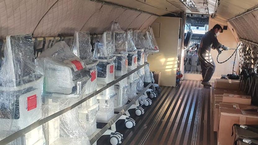En estos momentos personal del Ejército carga en un avión institucional 8 ventiladores mecánicos, que se suman a los anteriores 6 enviados para reforzar la capacidad hospitalaria de la #RegiónDeLaAraucanía ante el #COVIDー19 . #CuidémonosEntreTodos #EjércitoTeCuida