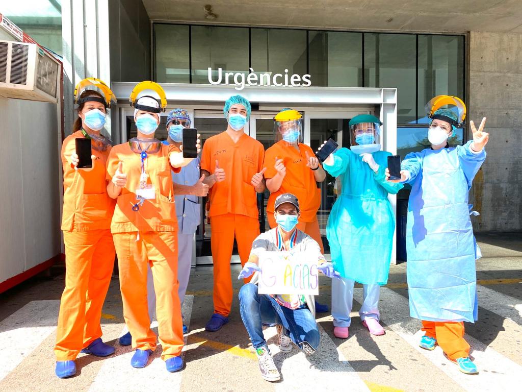 brogaphone's tweet photo. Orgullosos de haber donado al @HospitaldeDenia 4 smartphone con líneas de voz y datos ilimitados, gracias a una iniciativa del Dr Martín-Loeches, para que los pacientes del #COVID19 puedan comunicarse con sus familiares mediante videollamada. #EstoNOtienequePARAR #EstoPasará https://t.co/ZNC6kGrk9G