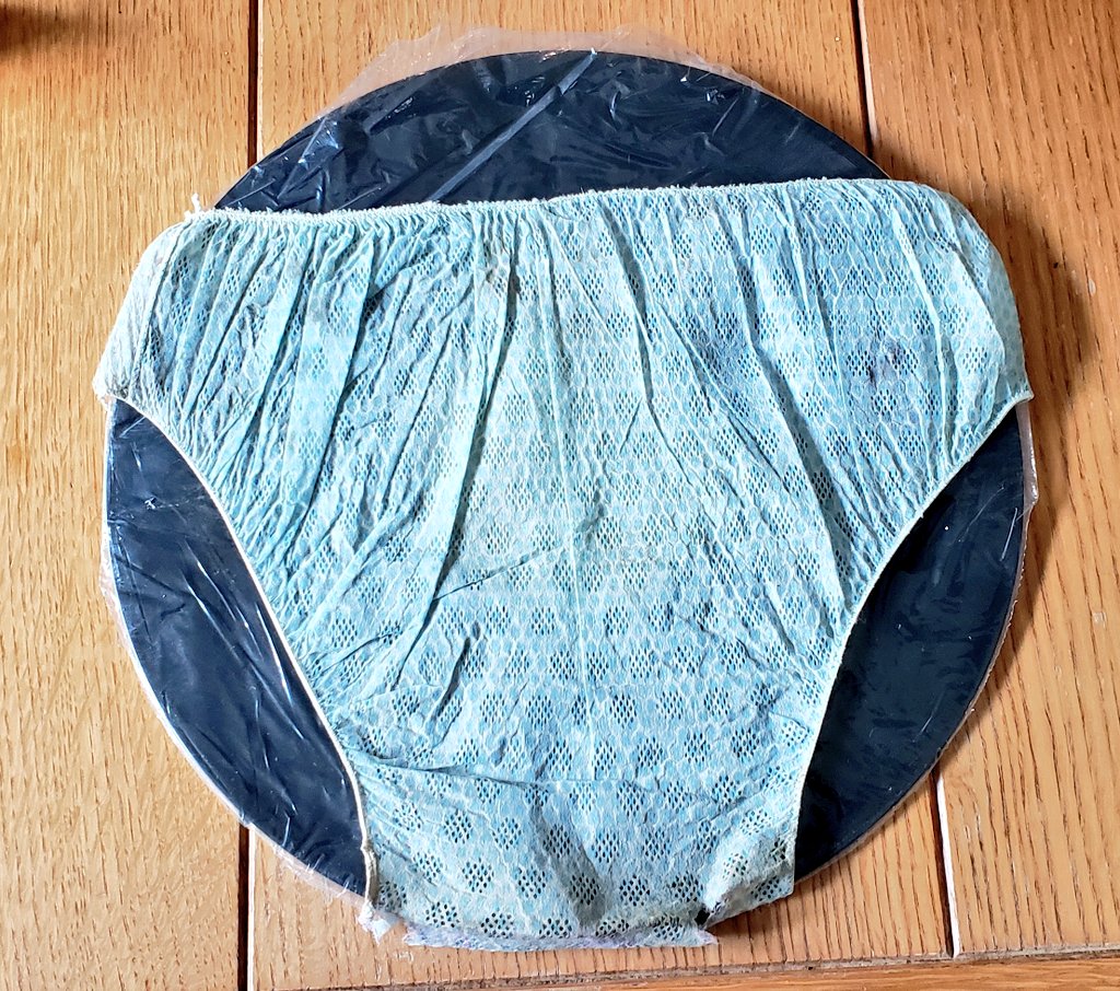 SundayAnalog's tweet image. The original pressing of Alice Cooper&apos;s &quot;Schools Out&quot; came with a pair of girls panties 

#SundayMorningAnalog